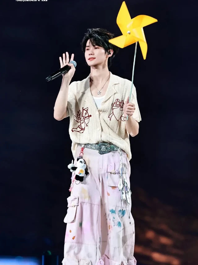 THANKS@时代少年团-张真源。#时代少年团张真源   in   UOOYAA 
演绎UOOYAA「天使」系列爱的小天使镂空毛开衫 
        UOOYAA「白日梦」系列手绘梦境涂鸦多口袋工装