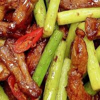 铸铁珐琅锅提升蒜苔肉丝风味