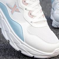 特步女跑鞋：透气耐磨兼备