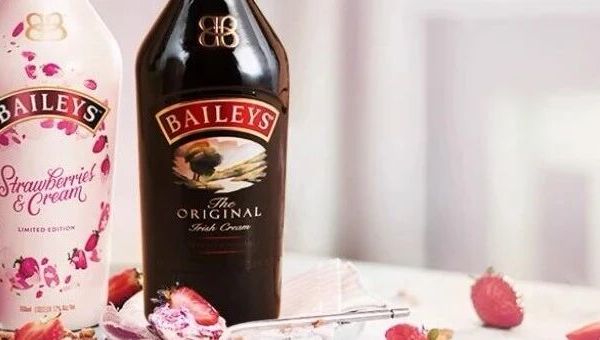 甜蜜传奇：百利甜酒Baileys，一杯让威士忌与奶油相爱的魔法