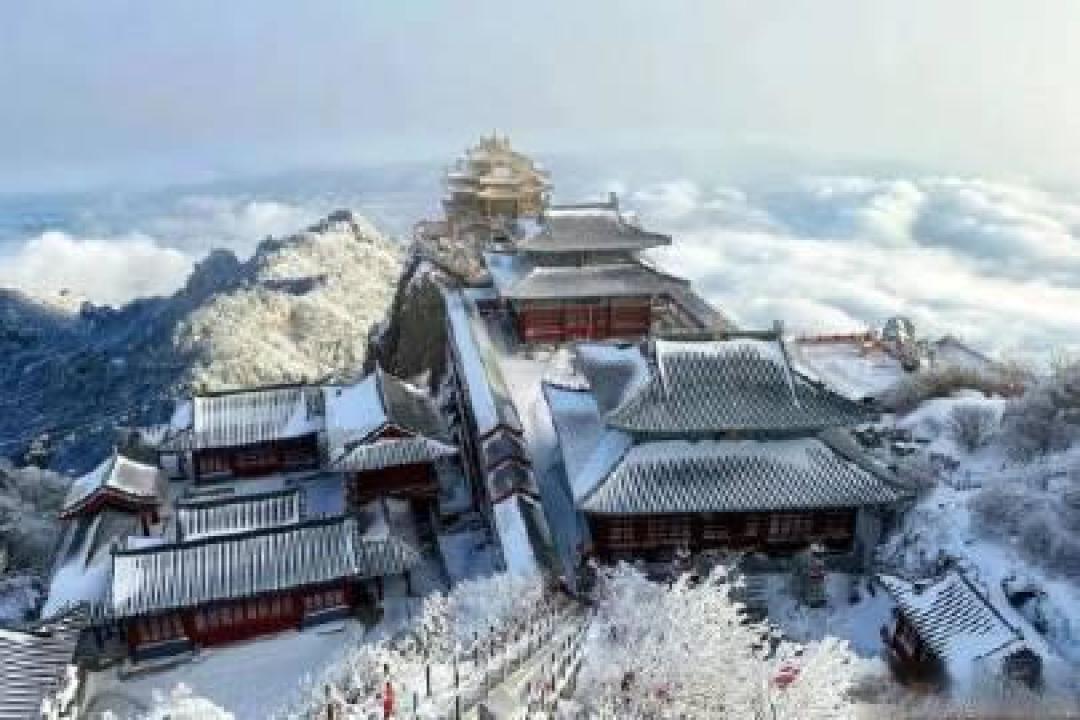 洛阳老君山雪后幻化人间天宫:鎏金殿宇藏云海 冰晶古松绘琉璃仙境