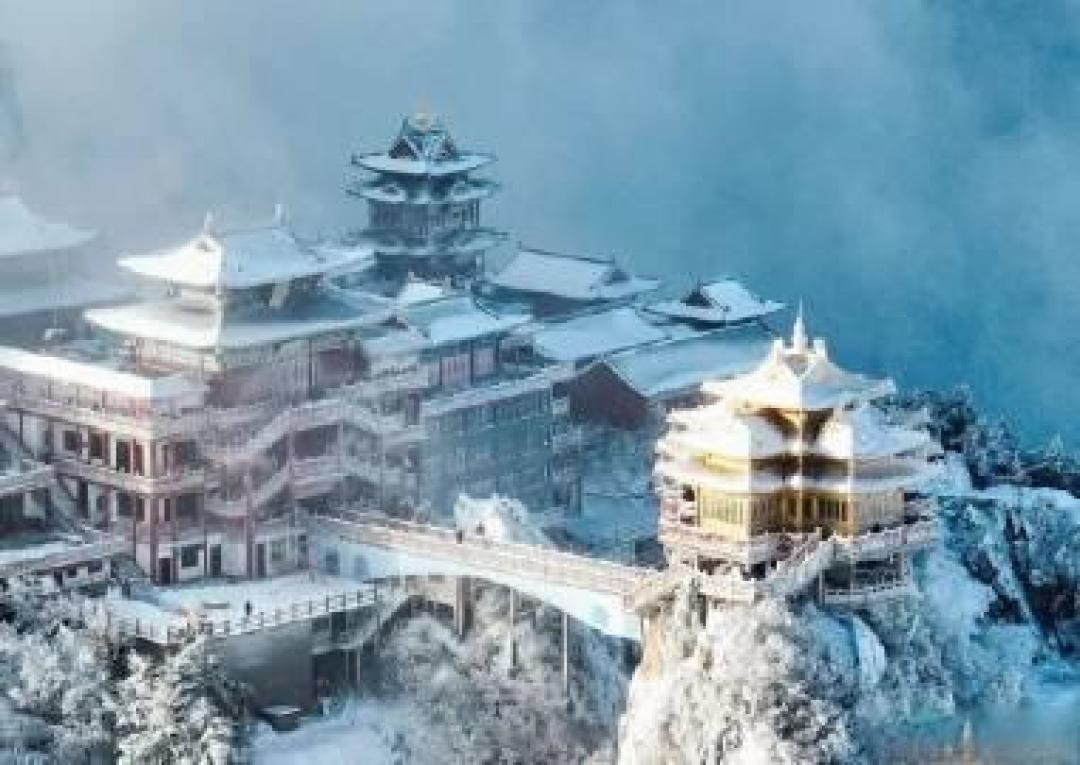 洛阳老君山雪后幻化人间天宫:鎏金殿宇藏云海 冰晶古松绘琉璃仙境