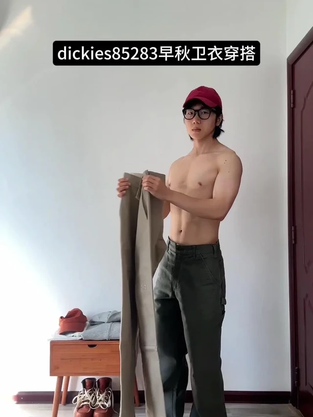 Dickies85283早秋卫衣怎么搭？
👔Dickies85283早秋卫衣穿搭，简约干净又吸睛！白色T恤打底，外搭卫衣，鞋子选了橘色工装靴，再用同色系棒球帽呼应。
配色鲜亮又和谐，轻松平衡整体风格，