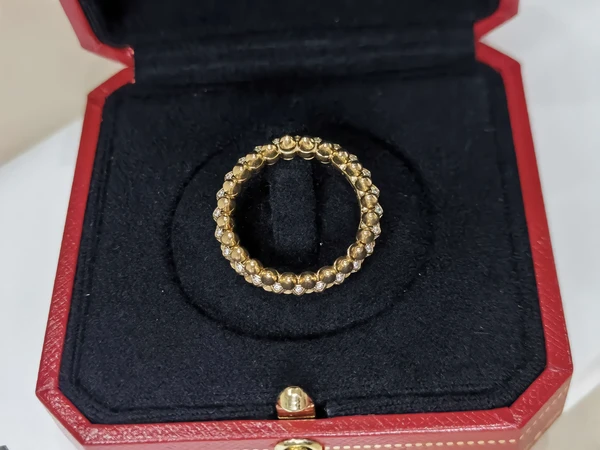 卡地亚Clash 满钻铆钉戒指 窄版 5。卡地亚/Cartier Clash de Cartier戒指 N4796100   
款式：满钻铆钉戒指（窄版）
材质：18k玫瑰金 AU750
尺寸：57
