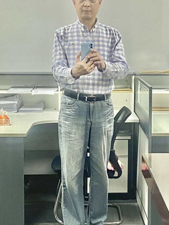分享老爸穿搭打卡Day36。☑️hush puppies蓝色格纹衬衫
☑️蓝色牛仔裤
☑️黑色皮鞋
分享书法作品：九月风起，只生欢喜不生愁。
#在今天上班穿什么 #男士成熟穿搭 #暮然回首人已到中年 