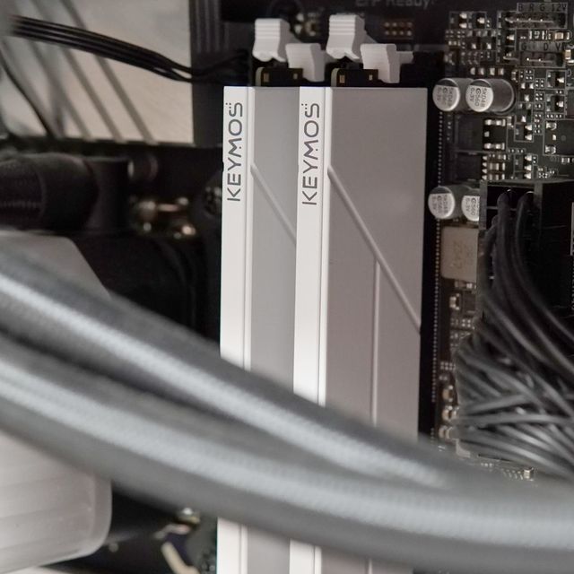轻松超频到7600MHz——科摩思承影机甲6000MHz CL30 DDR5内存
