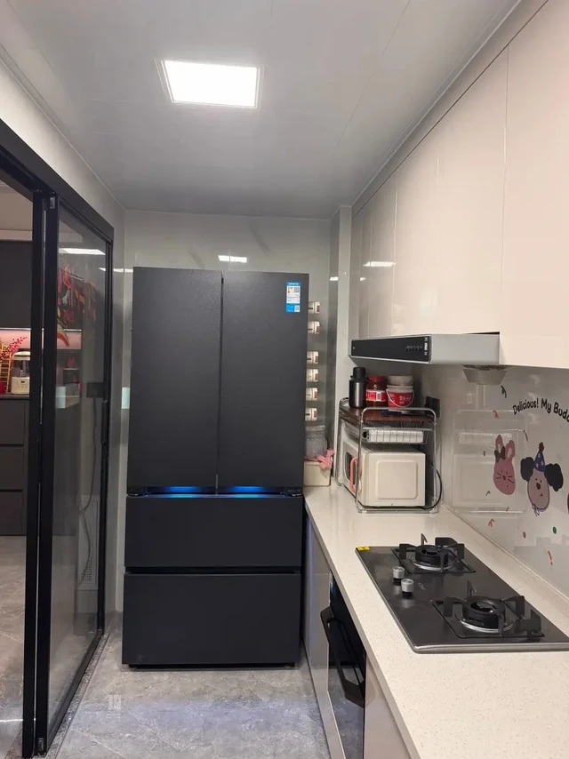 新家家电之冰箱。自用一个月的colmo冰箱，来谈谈感受啦！一开始纠结了好久各个品牌的冰箱(选择困难) 最后还是选择看中颜值，定了colmo黑珍珠528冰箱。果然没有让我失望[赞R]面板是岩板的，很有质