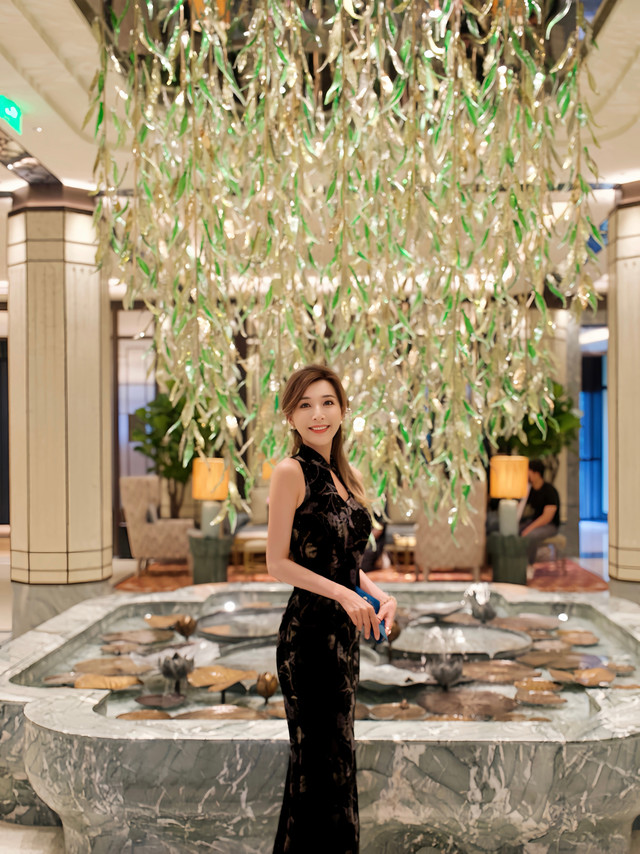 在水知心居，做一回西湖畔的民国名伶🍃如果西湖是一本活着的诗集那么「水知心居」就是其中最轻盈的一页杭州香格里拉饭店焕新归来，西湖边又多了家避世高奢酒店。作为香格里拉旗下全新高奢品牌Shangri-La 