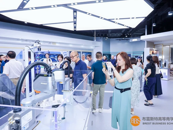 🌟博士6班参访研学：海康威视
海康威视成立于2001年，是一家专注技术创新的科技公司，是 全球领先的安防监控解决方案供应商，在行业中占据着举足轻重的地位。
1️⃣长期稳居全球视频监控市场榜首，市场份额