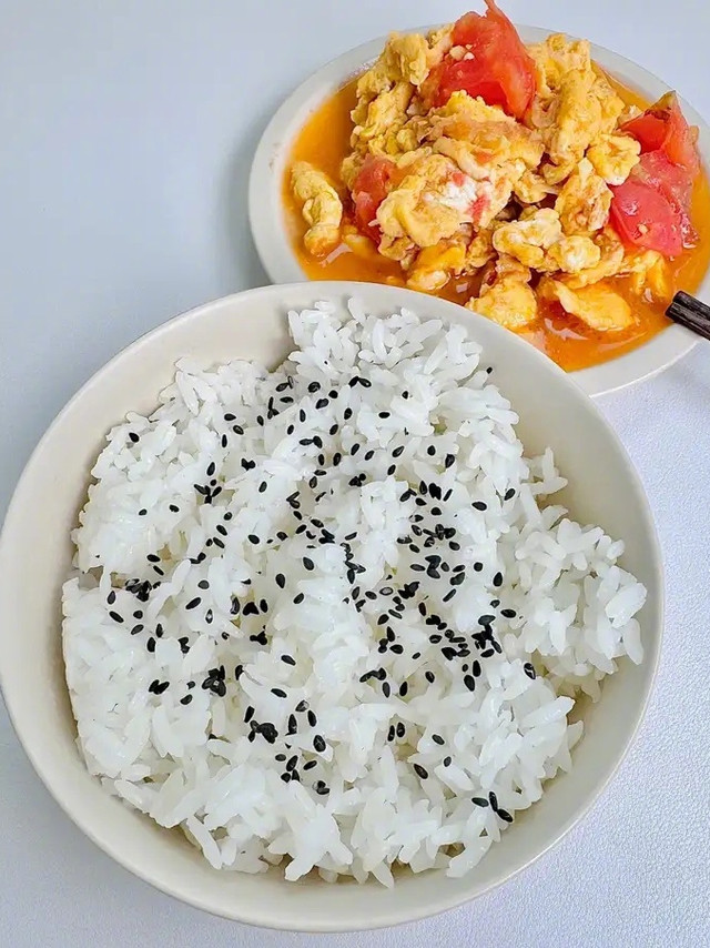 大米界「天花板」！一口沦陷，从此米饭只有两种：它和其它🥹说到我们每天必吃的食物，自然是少不了——大米尤其咱南方人，最爱的就是米饭主食，辛苦忙碌了一整天，就等着享受揭开饭锅时扑面而来的米香，勾起食欲。而