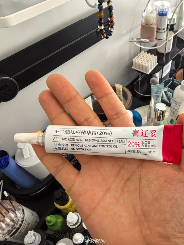 真没想到，用到现在我觉得最有效果的壬二酸产品是这个喜辽妥的，20%高浓度壬二酸，用复配的水杨酸和类液晶结构，保证了壬二酸的渗透率，传明酸+油橄榄+类肝素钠对付痘印也不在话下，还有皮傲宁和4叔丁环乙醇来