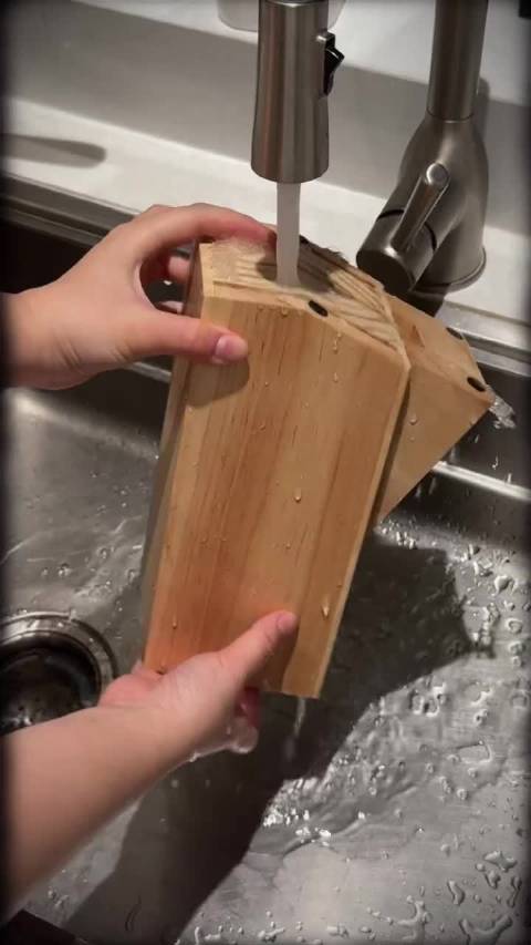 #微博好物研究所#｜ #好物推荐# 选消毒刀具不用愁！今天帮你理清封闭式与半封闭式的核心区别，闭眼选不踩坑。家居好物！！！早期热门的摩飞1002是半封闭式设计，作为基础款，日常刀具消毒、保障卫生完全够
