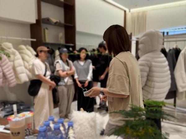 嘉兴三件冬衣“暖了”①丨“去羽绒服化”成了平湖羽绒服爆款密码