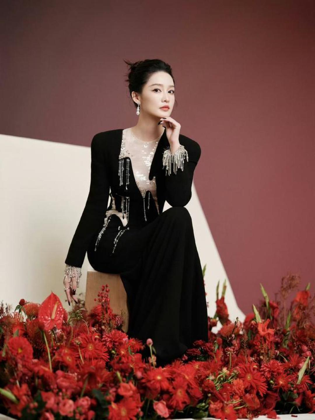 卢昱晓VOGUE盛典造型引审美博弈:从黑天鹅到争议红毯,看新生代时尚话语权突围