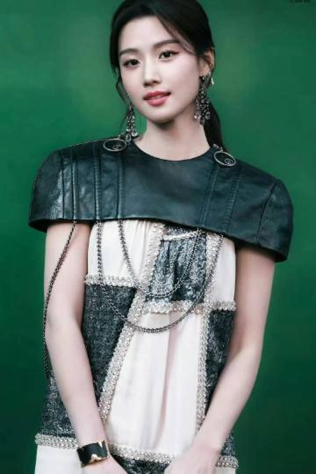 卢昱晓VOGUE盛典造型引审美博弈:从黑天鹅到争议红毯,看新生代时尚话语权突围