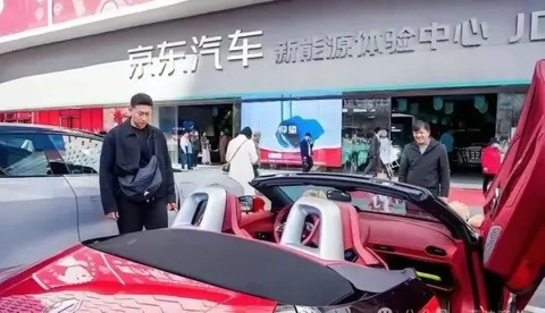 刘强东创业座驾拍卖7819万元成交