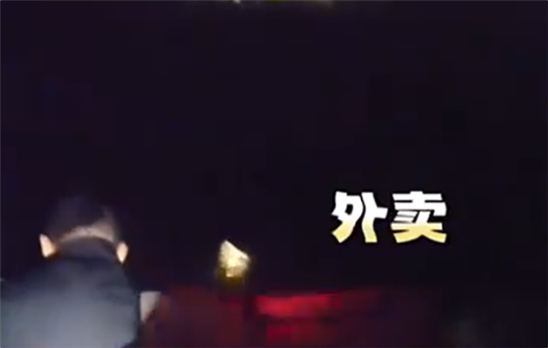 骑手为抄近路误跳大明湖:被救时手里仍拿着一份外卖