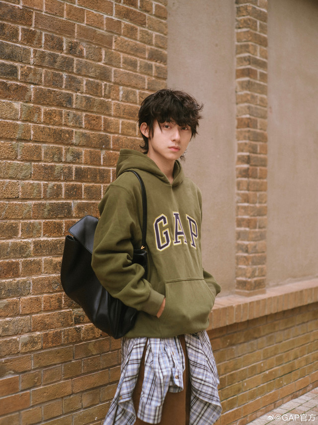 有了秋天的调调🎵🍁绘出穿搭灵感合集💡清新绿调配好心情🟢红蓝撞色徽标卫衣男高穿搭提前复制🎒利落版型实穿更百搭将温暖定帧📸️精彩街头#GAP#  #GapHoodieDay#  #GAP卫衣日#  #穿出
