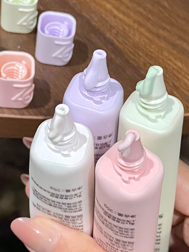 #我的本命妆备#Za姬芮隔离霜一支=防晒+隔离+素颜霜，3分钟就能出门，懒人福音实锤～❤️柔光绿：油皮/泛红肌必入！绿色调中和红血丝，涂开瞬间匀净肤色，油光肌秒变雾面柔焦感，夏天持妆绝了❤️柔光紫：暗