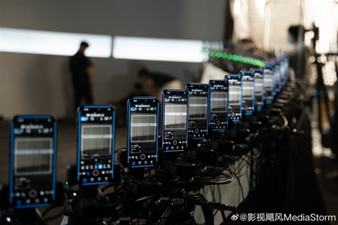 影视飓风“剧透”拍摄VOGUE盛典慢镜头：用多台iPhone 17 Pro架设一套子弹时间拍摄装置