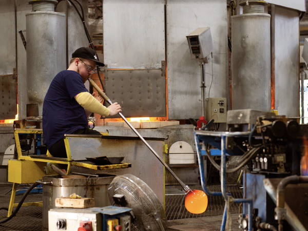 芬兰玻璃吹制传统被列入联合国教科文组织人类非物质文化遗产名录。伊塔拉（Iittala）这个村庄是芬兰仅存的仍在运营的玻璃工厂所在地。在这里，每年仍有数以千计的玻璃制品是手工制作的。跟着小芬去参观玻璃工