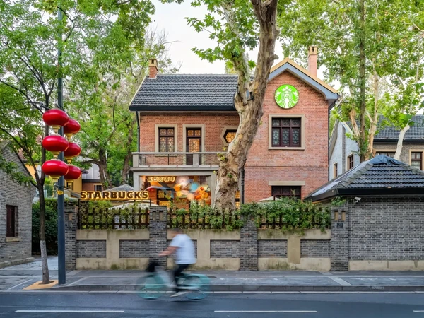 彭博社 2025/08/14, Starbucks Struggles to Find a New Identity in Cutthroat China 
据彭博社报道：星巴克在中国这个竞争激烈的市