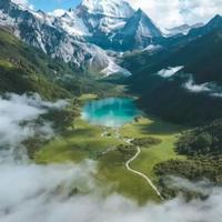 快门按下时，香格里拉正将云浪雪幕剪辑成我的独家电影