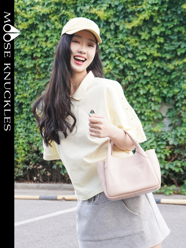 演员 @管乐嘎嘎乐 上身#Moose Knuckles# IHERBROOKE POLO衫 &amp; SOMERSET 防晒衣。清新色彩点亮不经意瞬间，乘风破浪，恣意描摹活力夏日。Moose Knu