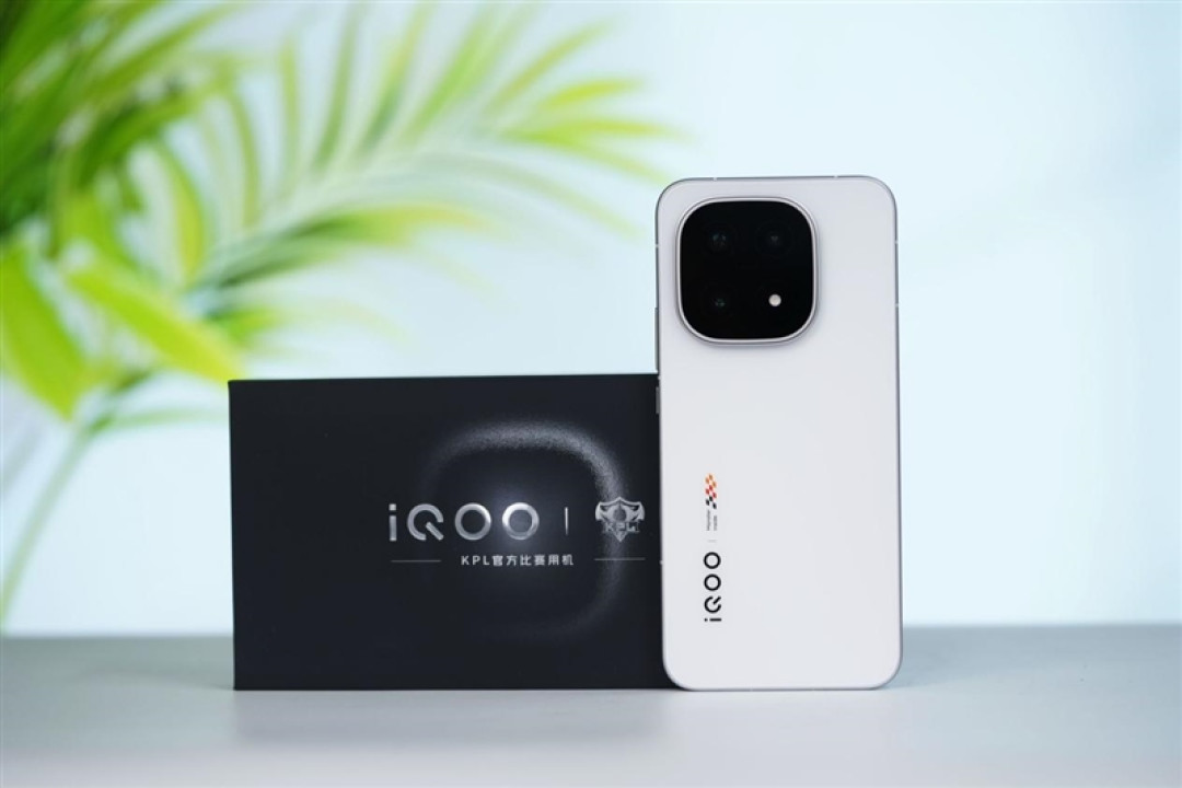 从性能机到水桶旗舰! iQOO 15评测:双芯算力+全场景优化 不止游戏强机