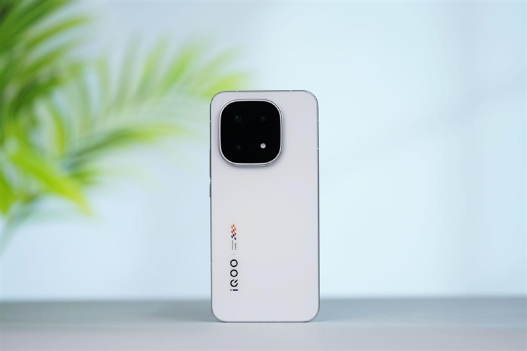 从性能机到水桶旗舰! iQOO 15评测:双芯算力+全场景优化 不止游戏强机