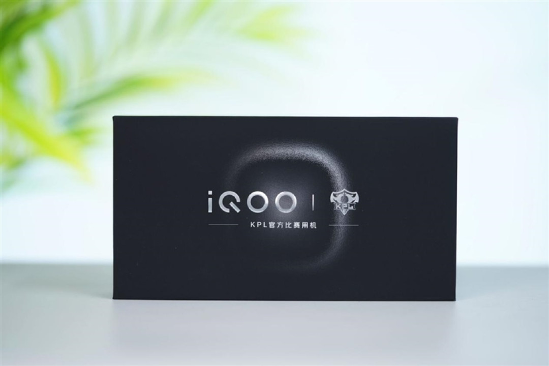 从性能机到水桶旗舰! iQOO 15评测:双芯算力+全场景优化 不止游戏强机