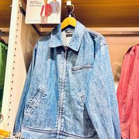 短款牛仔的松弛美学:优衣库休闲拉链牛仔短茄克的百搭密码