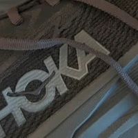 一双好的轻型越野鞋，可以让我们的跑步训练更加专业。