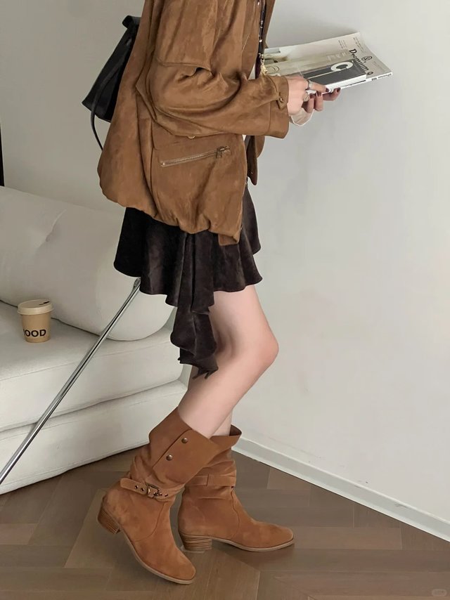 #时尚鞋履##SOTD##鞋控的日常#  秋冬靴子季来啦！莱尔斯丹这三双真的赢麻了~ 「都市牧歌」西部靴一靴N穿，可折叠靴筒+金银扣拆卸，4种穿法解锁；「旷野之息」堆堆靴薄雾灰超高级，5cm高跟显腿长