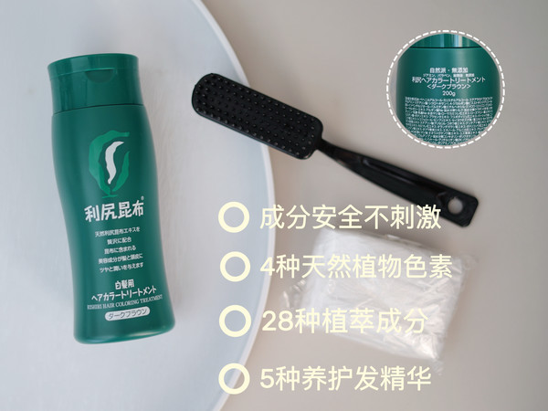 妈妈鬓角和发根的白发总长得特别快，不染发吧感觉影响美观又显老，用氧化染发剂染得勤了又担心不安全，直到我在日本定居的表妹给我推荐了利尻昆布植物染发膏，才彻底放下心作为日本进口的国民染发产品，它连续14年