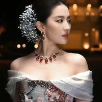 VOGUE盛典女星状态大赏：刘亦菲移动花园高定封神，杨幂双造型碰撞多元美学