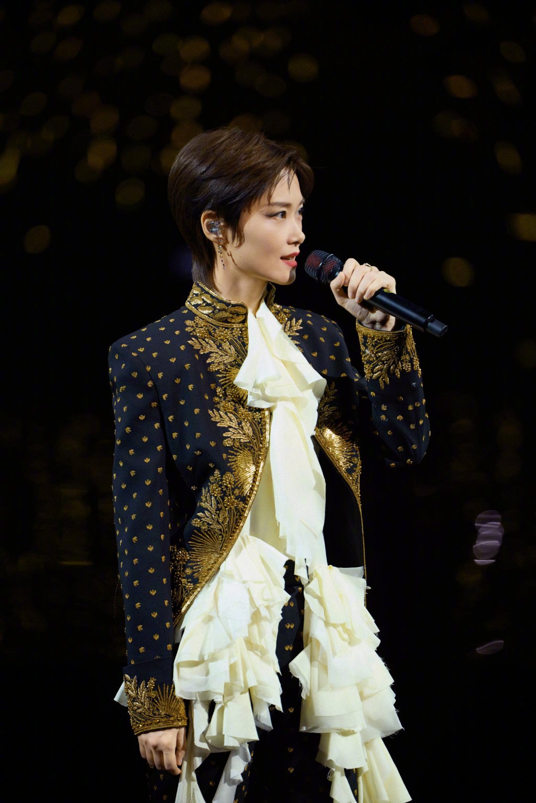 李宇春杭州演唱会燃情开唱:18年之约与出道20年音乐盛宴双向奔赴