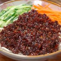 胡同烟火里的老北京炸酱面:八样时令菜码与四十年慢熬的酱香密码