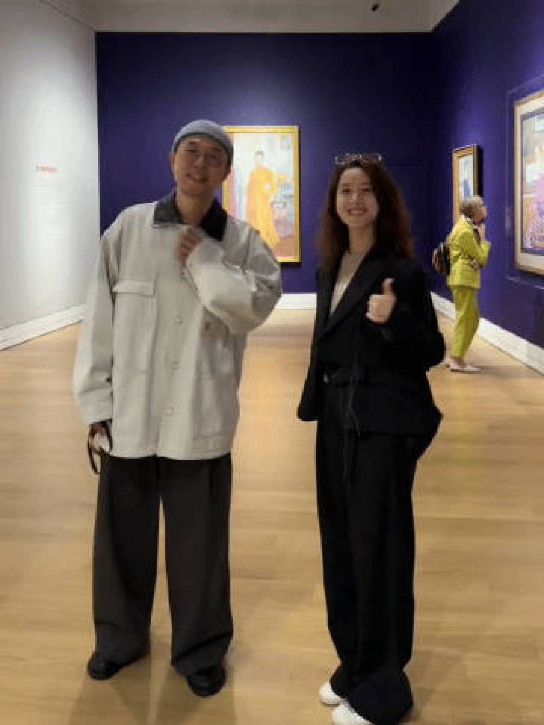 章泽天伦敦美术馆展艺术素养,与杜海涛同框被赞学术跨界新风向