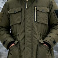 长款羽绒服：冬季保暖必备