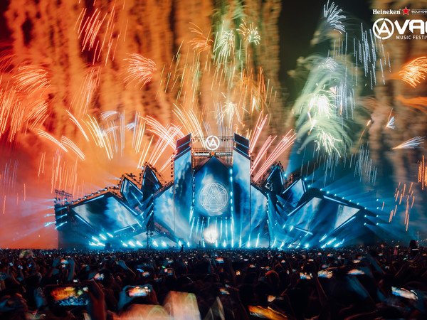 Heineken Soundscape#喜力星电音# 携手#VAC电音节# 震撼缔造电音盛宴！与#喜力星银# 一起回顾Skrillex、ARMIN、Mellodeath等实力DJ的高光时刻！万人狂欢点
