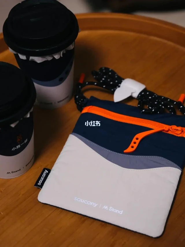 日常出门装
手机國+卡片/证件完全够用!轻便又百搭!
杯子颜色Saucony胜利23跑鞋的同色系高级感拉满!
快去附近的M Stand看看还有没有!手慢无!
 #Saucony索康尼  #mstand