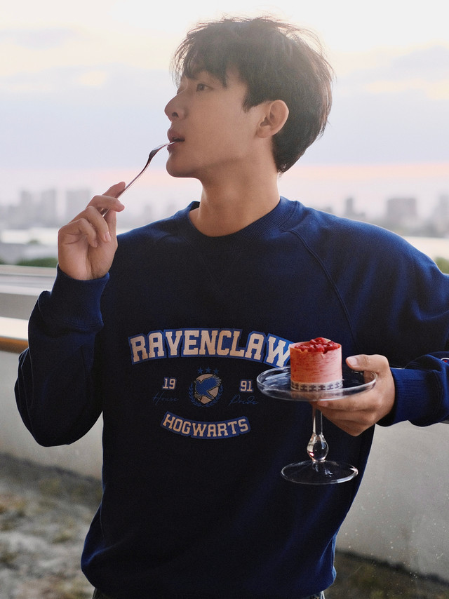 🏆星LOOK｜张晚意：理性派的魔法公式✍️🏫从图书馆到红毯📸，演员@张晚意 用#Champion哈利波特联名系列#拉文克劳学霸卫衣演绎魔法世界的高智感美学冷静蓝调与极简廓形相融，复古又理性的Geek 