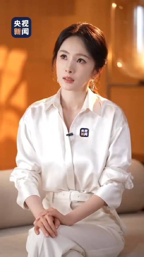杨幂接受央视新闻采访，谈社会为母亲定义的责任与枷锁，没人能做到别人眼中的完美和平衡，承认自己不完美不需要勇气，是常态。先做好自己，再做一个好母亲，支持女儿的梦想而非控制。很成熟的表达，君乐宝选择杨幂做