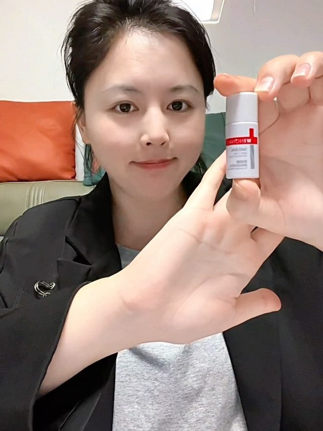 它质地像山泉水一样清爽，拍上脸秒吸收，一点不黏糊。