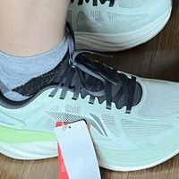 李宁悠然男鞋:厚底缓震的舒适跑步首选