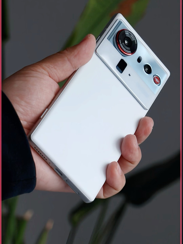 拒绝千机一面！努比亚Z80 Ultra白色款开箱