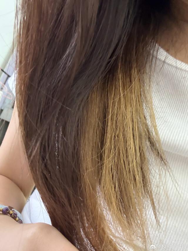 主播又来了，无花果味且初好闻好闻，是蒂普提克无花果的味道，奶香里面有一些青草的涩味，不粘很清爽（跟卡诗金色瓶子比），有一绺头发漂过，也不是特别枯草那种（虽然不知道是不是护发精油的功劳），如果有要买护发