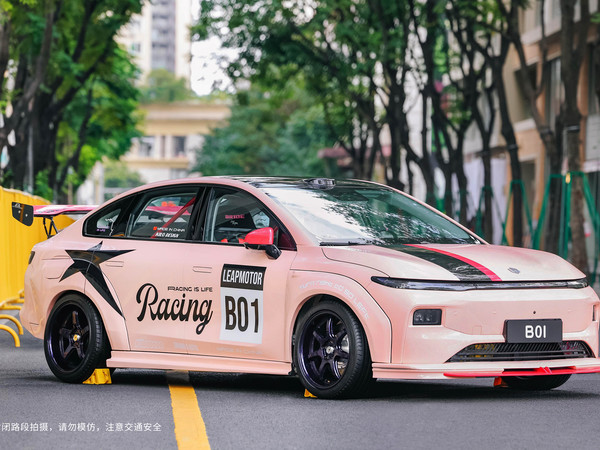 街头是时尚秀场，也是汽车文化的主场当上海时装周遇上潮流车展零跑B01摩根粉&amp;改装车，甜酷登场化作时尚街拍热门打卡点低趴造型，个性改装……怎么拍都合拍10.25-10.26｜上海静安永源路，等你