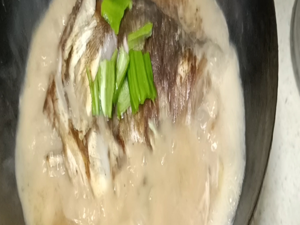 炖超级大鱼头，还得是大铁锅才对味